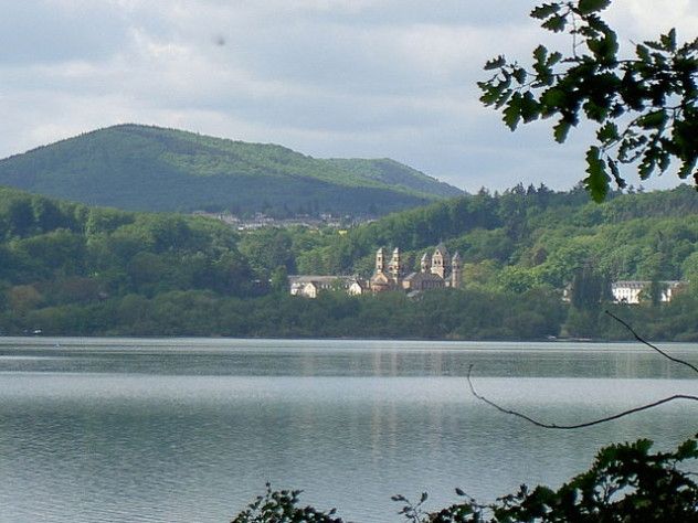 640px-Laachsee