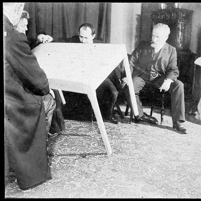 A photograph from the early 20th century depicting a séance with the medium Eusapia Palladino