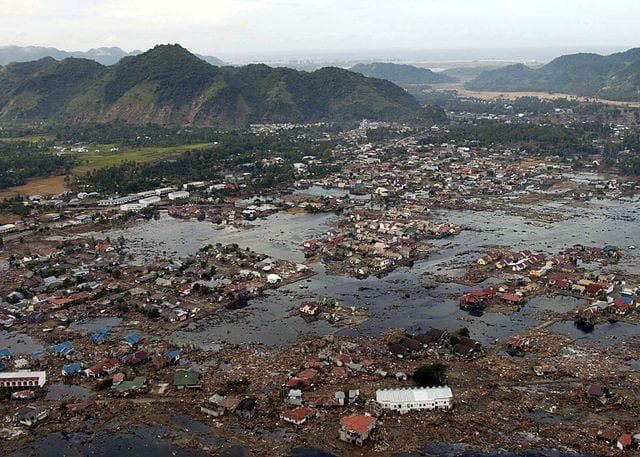 640px-US_Navy_050102-N-9593M-040_A_village_near_the_coast_of_Sumatra_lies in ruins after the Tsunami that ravaged Southeast Asia