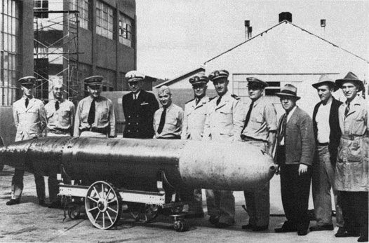 Captain_Theodore_Westfall_and_Captain_Carl_Bushnell_of_the_Bureau_of_Ordnance,_inspect_the_Naval_Torpedo_Station's_first_Mk_14,_1943