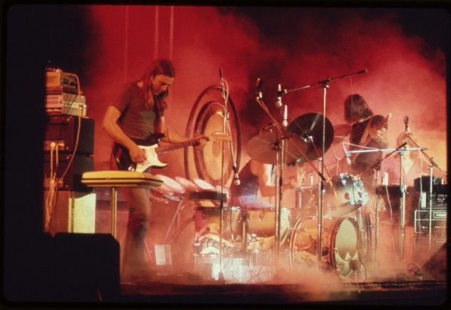 ROCK_CONCERT._(FROM_THE_SITES_EXHIBITION._FOR_OTHER_IMAGES_IN_THIS_ASSIGNMENT,_SEE_FICHE_NUMBERS_42,_97.)_-_NARA_-_553890
