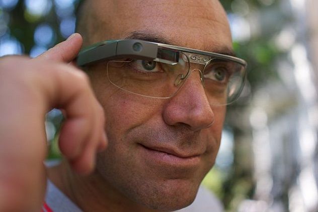 ![Google Glass Wearer](https://upload.wikimedia.org/wikipedia/commons/0/0d/Google_Glass_wearer.jpg)