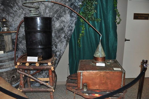 800px-SitH_-_Prohibition-era_still_pot,_column,_and_condenser