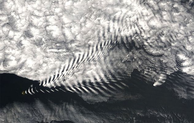island cloud waves