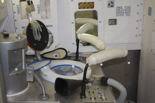 5495049-Space_Toilet_at_the_Museum_of_Emerging_Science_and_Innovation-0