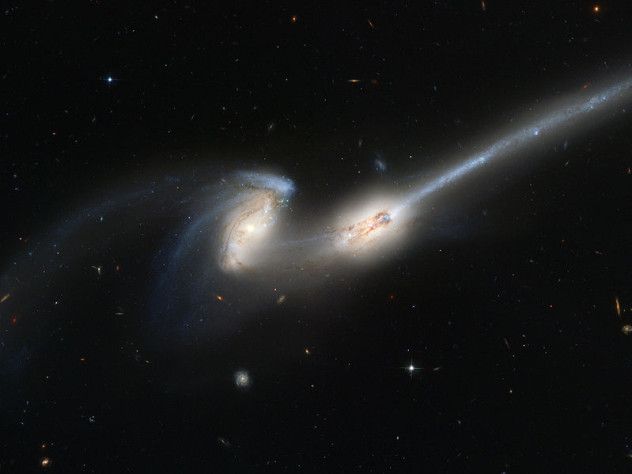 799px-Merging_galaxies_NGC_4676_(captured_by_the_Hubble_Space_Telescope)