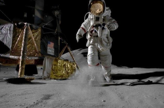Magnificent_desolation_walking_on_the_moon_3d_002