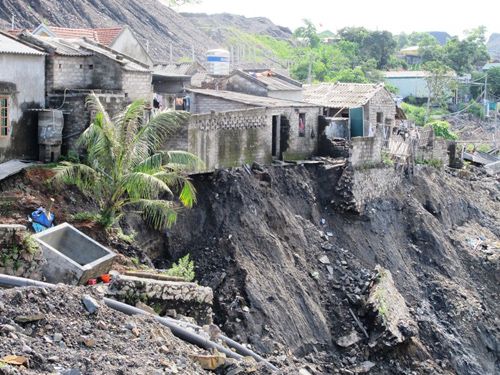 Nhà bên vách núi