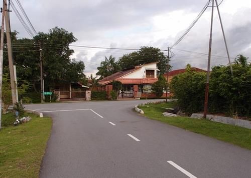 Tam xung trước cửa nhà