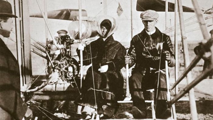 A photo of Wilbur and Katherine Wright in 1909.