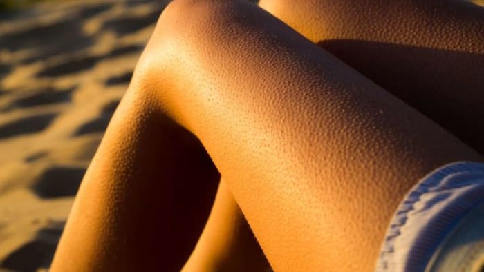 This woman appears to be able to control her goosebumps through the power of her mind.