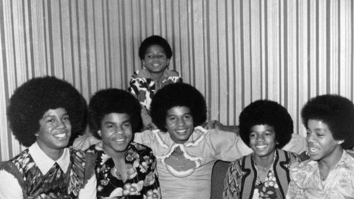 Left to right: Jermaine, Tito, Jackie, Michael, and Marlon Jackson, with Randy up top.
