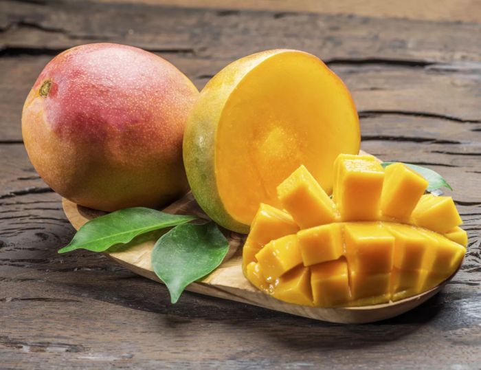 Fresh mangoes and mango slices