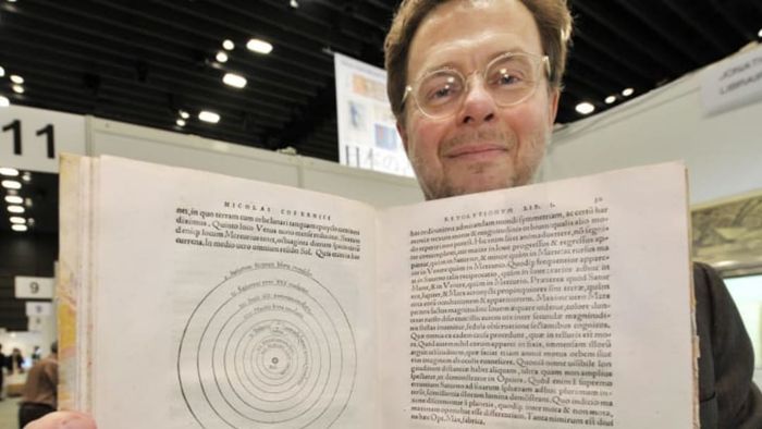 At the Tokyo International Antique Book Fair on March 12, 2008, an antique bookseller presented a rare first edition of Nicolaus Copernicus' groundbreaking book on the planetary system. Published in 1543, the book, titled in Latin *De Revolutionibus Orbium Coelestium, Libri VI*, features a diagram illustrating the Earth and other planets orbiting the Sun, challenging the then-dominant geocentric model.
