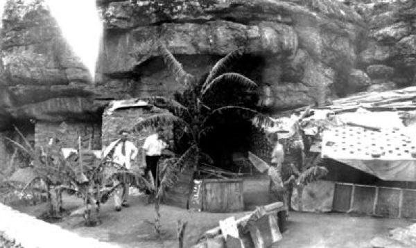 Hermits-Cave-Complex-C-1936-Valerio-Ricetti-Is-On-The-Right