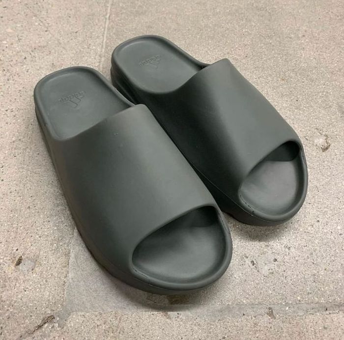 YEEZY SLIDE สี Core