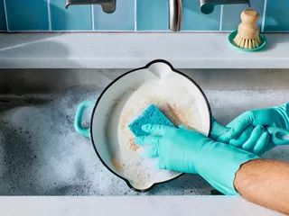 Cleaning cast iron cookware