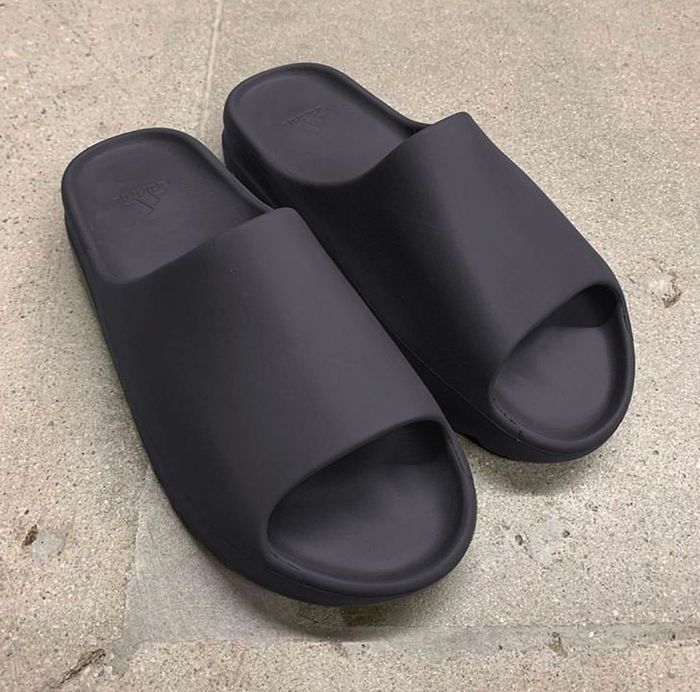 YEEZY SLIDE สี Soot
