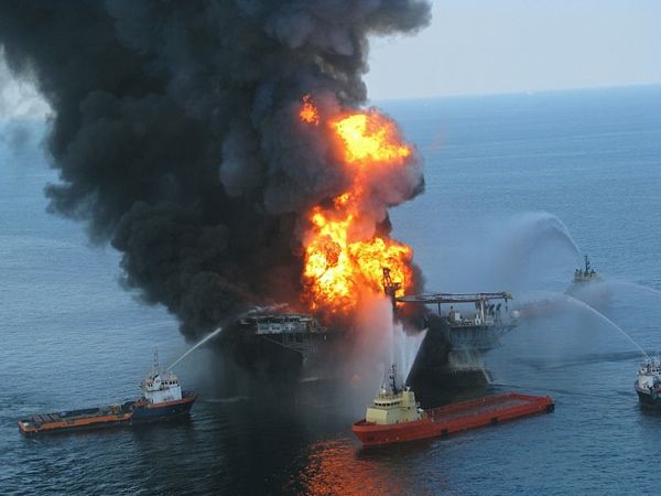800Px-Deepwater Horizon Offshore Drilling Rig Ablaze 2010
