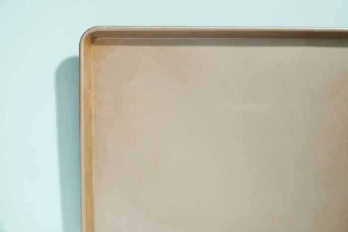 feature-home-organizing-cleaning_cleaning-kitchen-how-to-restore-baking-sheets-01