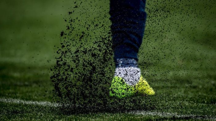 Artificial turf field with kicked-up infill