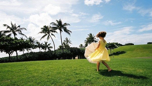 Spinning-With-The-Umbrella-In-A-Yellow-Flower-Dress-761758