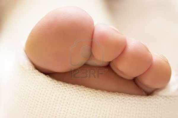 559510-Four-Toes-Sticking-Out-Of-White-Cast-Shallow-D-O-F
