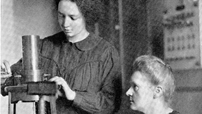 Irène and Marie working in the laboratory, 1925.