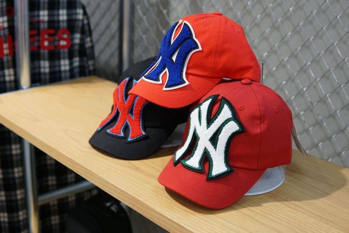 หมวกแก๊ปในคอลเลคชั่นล่าสุดที่มาพร้อมกับดีไซน์โดดเด่นและเอกลักษณ์ของ MLB