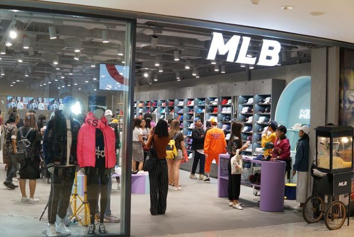 บรรยากาศในวันเปิด Flagship Store เมื่อช่วงบ่ายที่ผ่านมาเต็มไปด้วยผู้คนที่มาร่วมสนุกและช้อปปิ้งกันอย่างคึกคัก