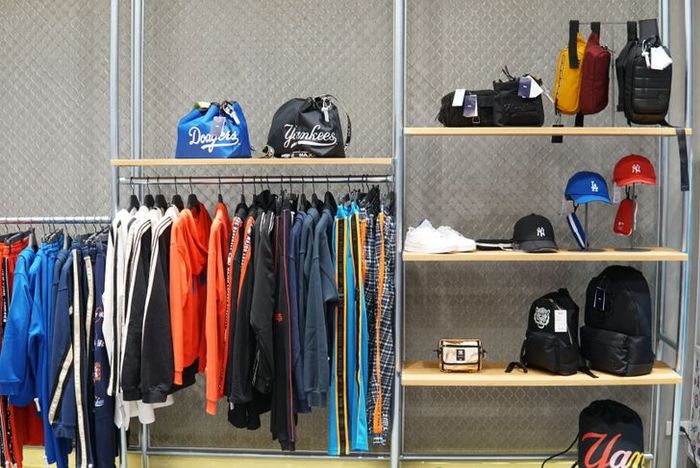 Flagship Store แห่งนี้มีสินค้าหลากหลายให้เลือกช้อปอย่างจุใจ สำหรับแฟนๆ MLB ทุกรุ่นทุกวัย