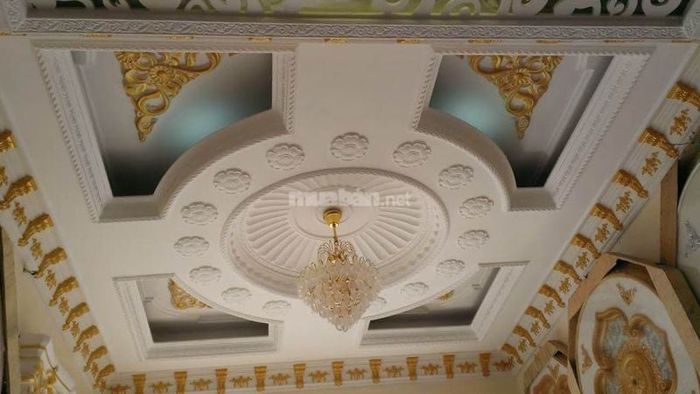 Phào chỉ và hoa văn tinh tế, tỉ mỉ