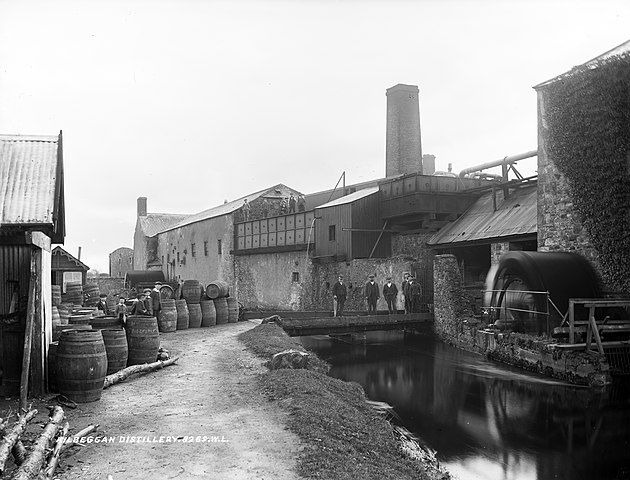 https://upload.wikimedia.org/wikipedia/commons/thumb/e/e3/Kilbeggan_Whiskey_Distillery_ca_1905.jpg/630px-Kilbeggan_Whiskey_Distillery_ca_1905.jpg