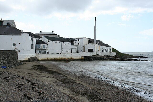 https://upload.wikimedia.org/wikipedia/commons/thumb/c/c0/Scotland_Argyll_Bute_Islay_Bowmore_Distillery_01.jpg/640px-Scotland_Argyll_Bute_Islay_Bowmore_Distillery_01.jpg