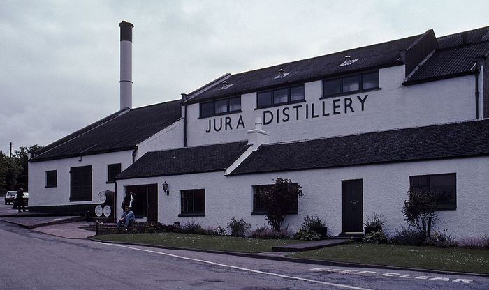 https://upload.wikimedia.org/wikipedia/commons/thumb/3/3e/Jura_Distillery%2C_%28May_2001%29_-_panoramio.jpg/1024px-Jura_Distillery%2C_%28May_2001%29_-_panoramio.jpg