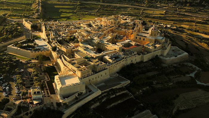 https://upload.wikimedia.org/wikipedia/commons/thumb/d/dd/Aerial_view_Mdina%2C_Malta.jpg/1024px-Aerial_view_Mdina%2C_Malta.jpg