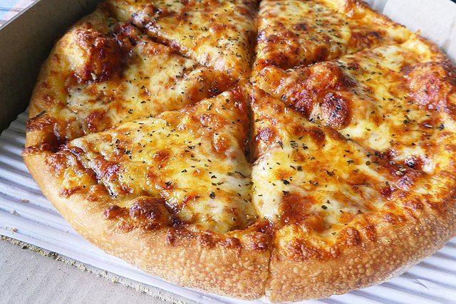 https://upload.wikimedia.org/wikipedia/commons/thumb/8/8a/Domino%27s_pizza_-_Flickr_-_veer66.jpg/640px-Domino%27s_pizza_-_Flickr_-_veer66.jpg
