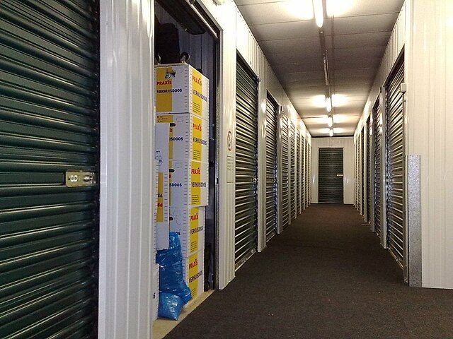 https://upload.wikimedia.org/wikipedia/commons/thumb/2/23/Self_storage_units.jpg/640px-Self_storage_units.jpg