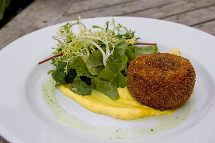 https://upload.wikimedia.org/wikipedia/commons/thumb/7/7a/Fish_cake_%2813499699233%29.jpg/1024px-Fish_cake_%2813499699233%29.jpg