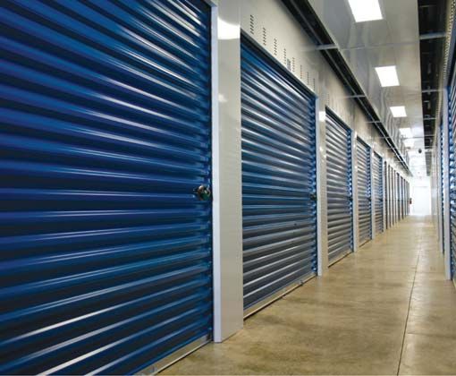 https://upload.wikimedia.org/wikipedia/commons/b/b7/Self_storage_indoor.jpg