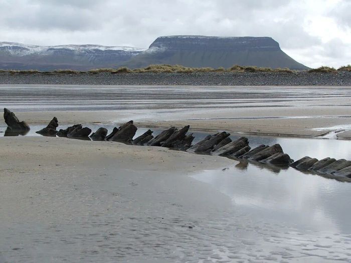 https://upload.wikimedia.org/wikipedia/commons/thumb/7/73/Benbulben_snow.jpg/1024px-Benbulben_snow.jpg