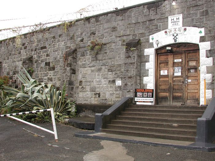 https://upload.wikimedia.org/wikipedia/commons/a/a1/Entrance_of_Napier_historic_prison.jpg