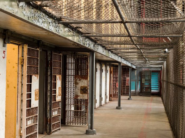 https://upload.wikimedia.org/wikipedia/commons/thumb/b/b7/Portion_of_a_cellblock_at_the_West_Virginia_State_Penitentiary%2C_a_retired%2C_gothic-style_prison_in_Moundsville%2C_West_Virginia%2C_that_operated_from_1876_to_1995_LCCN2015631909.tif/lossy-page1-1024px-thumbnail.tif.jpg