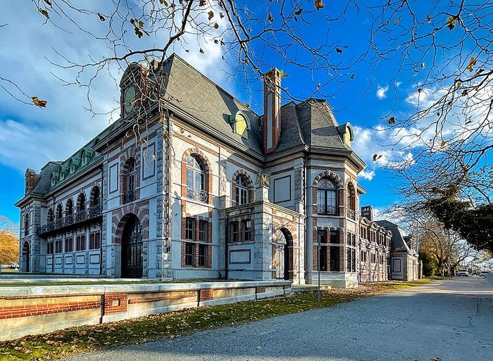 File:Belcourt mansion, Newport Rhode Island.jpg