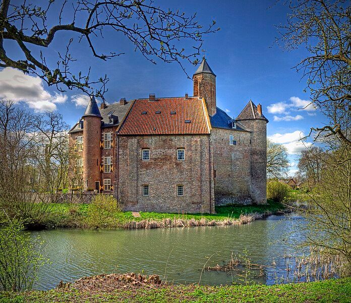 File:Kasteel Waardenburg Waardenburg Castle (4510403357).jpg
