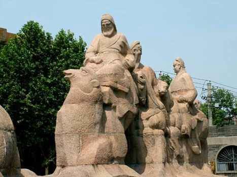 Gan Ying, a renowned Chinese military ambassador, was sent on a mission to Rome in 97 AD to report on the empire’s customs and military tactics. Though he never reached Rome due to the obstacles posed by Middle Eastern adversaries, his journey to the Persian Gulf marked a significant achievement and set a new record for Chinese exploration. This pioneering journey later helped subsequent dynasties plan future expeditions.