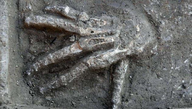 1-severed-hand-Hyksos