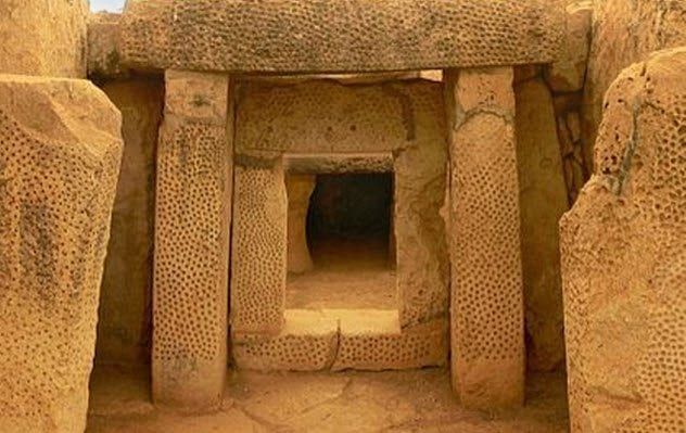 4a-mnajdra-porthole