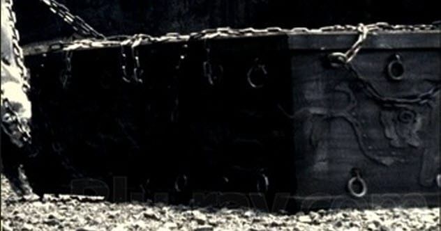 2-coffin-in-chains