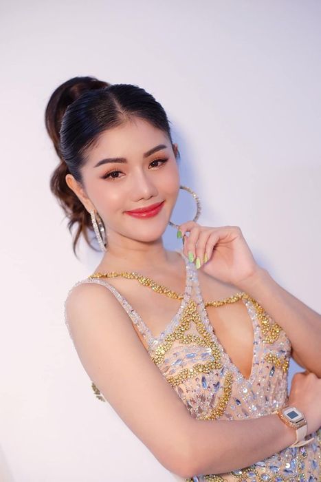 แพรวพราว แสงทอง นักร้องหมอลำสาวชื่อดัง